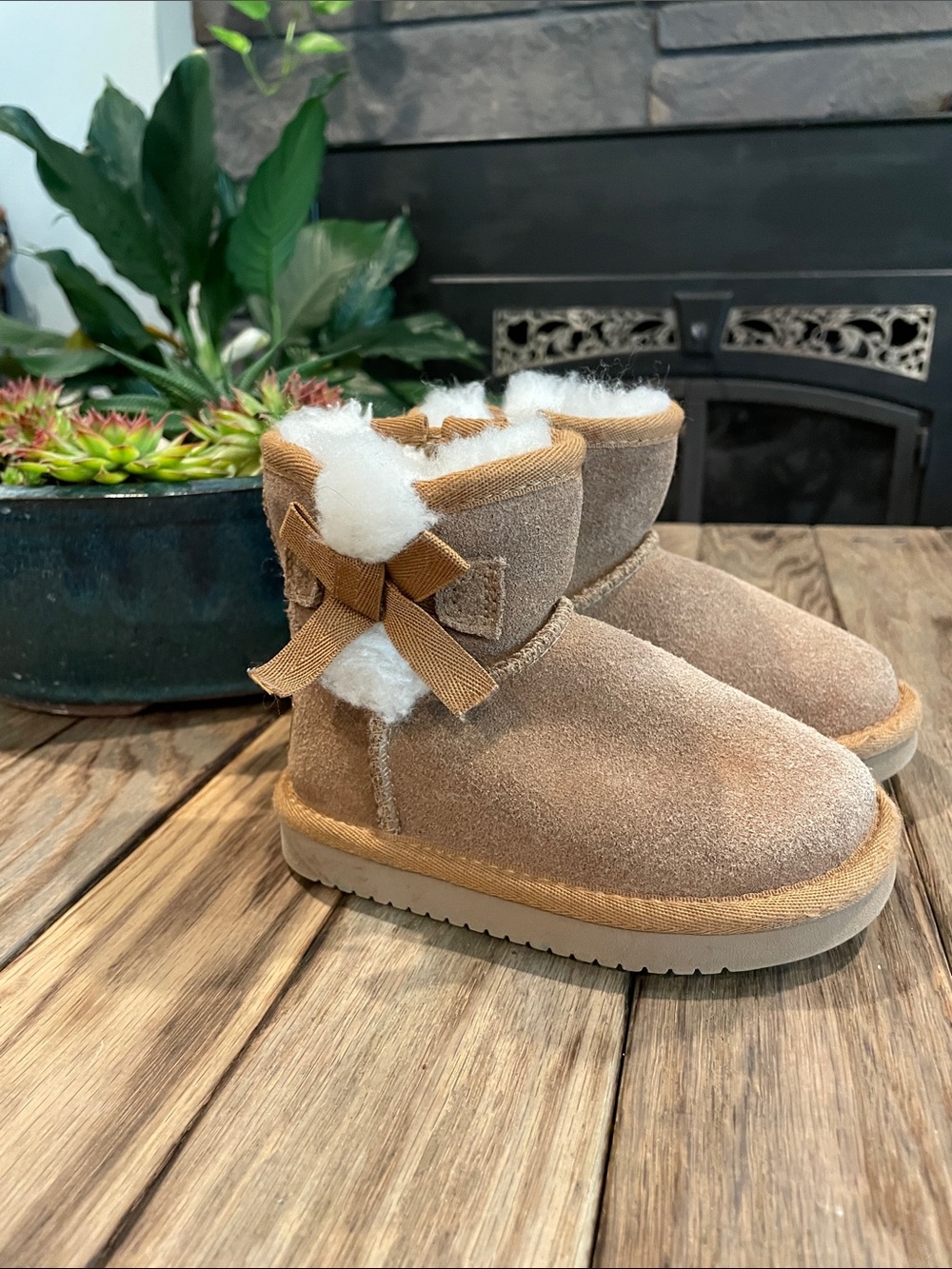 Koolaburra by UGG Victoria Mini Toddler Girls' Size 6 Fur Boot - Chestnut